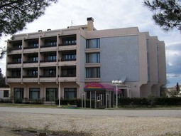 LIVNICA KIKINDA
posjedovala je hotel
Albamaris u Biogradu