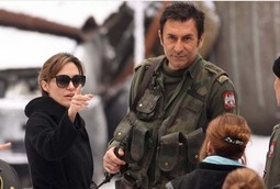 S ANGELINOM
JOLIE na snimanju
njezina redateljskog
prvijenca 'Untitled
Bosnian War Love
Story', u kojem glumi
srpskog vojnika