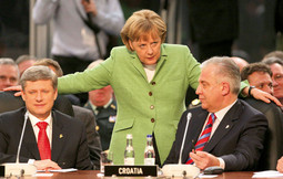 PREMIJER SANADER s kanadskim premijerom Stephenom Harperom i njemačkom kancelarkom Angelom Merkel; od jednih i od drugih Croatia Airlines je kupila avione