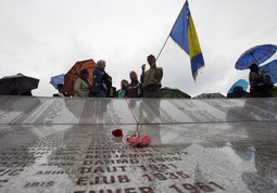 Okupljeni se prisjećaju stradanja u Srebrenici (Reuters)