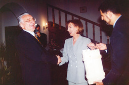 Tuđmanu je u vrijeme 'zagrebačke krize' za rođendan poklonila vino Tomac, a u to vrijeme on je odbijao potvrditi Zdravka Tomca kao gradonačelnika
