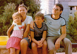ODRASTANJE Jasen Mesić i njegova sestra Jelena s ocem Milanom i pokojnom majkom Đurđom