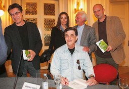 KAO PISAC s glumcima
Uršom Raukar, Draganom
Despotom i Goranom
Grgićem kada je u Zagrebu promovirao svoj prvi roman 'U traganju
za Narcisom', objavljen u
izdanju VBZ-a