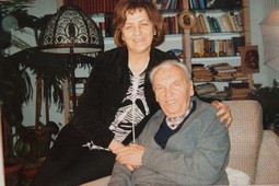 MIRA ŠUVAR S Franjom Brozom, sinom Titova
najstarijeg brata
Martina, u Sopronu u Mađarskoj; s njim je razgovarala za
dokumentarac, a nedavno je preminuo