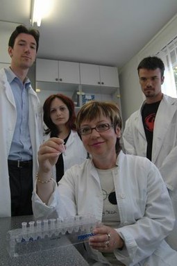 Zorka Mikloška (u sredini drži cjepivo) sa suradnicima na zagrebačkom Institutu "Ruđer Bošković"