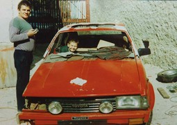 MILAN LEVAR snimljen sa svojim sinom Leonom u radionici gdje mu je nedugo potom
podmetnuta bomba
