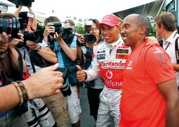 Lewis Hamilton s ocem Anthonyjem, èije mu je odricanje omoguæilo vozaèku karijeru