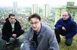 Dalibor Šimpraga (u sredini) na vrhu svoje zgrade s kojeg se vidi trešnjevački kvart Remiza, s prijateljima Robertom Milošinčićem (lijevo) i Markom Mušlinom, čije su mnoge priče i 'fore' ušle u knjigu 'Kavice Andreja Puplina'