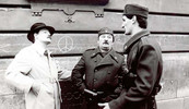 ZAGREBAČKI POKRET
OTPORA Zvonko Lepetić i Ljubo Zečević u epizodi 'Crna kožna torba' serije 'Nepokoreni grad' koju je režirao Eduard Galić 1981., a govori o komunističkim
ilegalcima u Zagrebu za vrijeme NDH