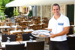 OBITELJ ŽUVELA u Hvaru je otvorila restoran u kojem
provodi svoju poslovnu filozofiju:
jeftina hrvatska riba za sve