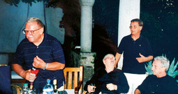 Branko Ivanda (drugi zdesna) u društvu s Edom Murtićem (prvi slijeva)