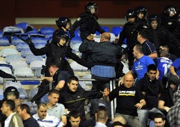 U SUKOBU između BBB-a i policije na utakmici
između Dinama i Hajduka jedan policajac je
izgubio oko, a jedan navijač je prostrijeljen