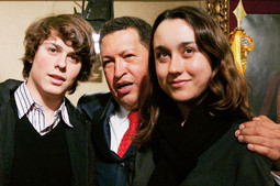 DJECA OTETE POLITIČARKE Melanie i Lorenzo Betancourt sastali su se u Parizu s venezuelskim predsjednikom Hugom Chávezom