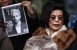 BIANCA JAGGER Nikaragvanska aktivistica, bivša supruga Micka Jaggera, svojski se angažirala za
Assangea