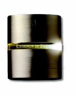Muška kozmetička linija Essenza di Zegna upotpunjena je novim, iznimno praktičnim pakiranjem, džepnom putnom bočicom od 20 ml koja se može ponovo puniti.