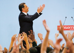 Pobjeda Nicolasa Sarkozyja na predsjedničkim izborima izazvala je niz demonstracija u francuskim gradovima zbog njegove najave ukidanja socijalnih povlastica