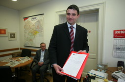 U drugom krugu unutarstranačkih izbora Bernardić je dobio 63,3 posto glasova. Njegov protukandidat Jelušić osvojio je 36,7 posto glasova