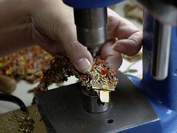 SVAKI KOMAD nakita je ručno izrađen u njihovoj manufakturi u Tel Avivu, u kojoj radi 180 radnika
