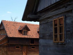 Kuće su građene od hrastovih dasaka dugačkih koliko i zidovi