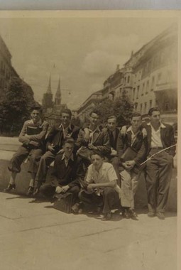 Sa školskim kolegama iz
6. razreda II. klasične gimnazije 1942. ili
1943. godine u Zagrebu
