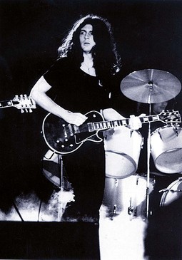 MLADI GITARIST Bajaga kao 18-godišnji gitarist 1978. u Ribljoj čorbi s gitarom koju mu je kupio otac