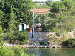 In addition to a house in Necujem that she inherited from her fahter, Heni Erceg bought a house with a 500 m2 yard and 379 m2 orchard at Grohote on the island of Solta