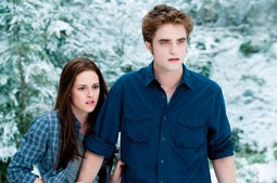 ZVIJEZDE HIT SERIJALA
'SUMRAK' Kristen Stewart kao Bella Swan u filmu s Robertom Pattinsonom
kao Edwardom Cullenom