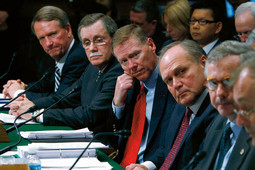 DETROITSKA TROJKA Šefovi GM-a Richard Wagoner, Forda Alan Mulally i Chryslera Robert Nardelli pred senatskim odborom u Washingtonu