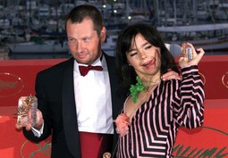 S glumicom i
pjevačicom Björk
2000. u Cannesu,
kad su osvojili Zlatnu
palmu za najbolju
glumicu i redatelja za
film 'Ples u tami