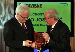 Ivo Josipović prima nagradu Nezavisnih novina (Foto: Dejan Moconja/VLM/PIXSELL)