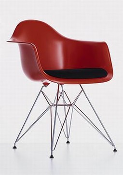 Švicarska tvornica dizajnerskog namještaja Vitra ponovo je počela proizvoditi legendarni Eamesov plastični stolac, dizajniran 1948. i prvi put prezentiran u Museum of Modern Art u New Yorku.
