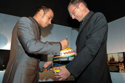 LEWIS HAMILTON darovao je predsjedniku TAG Heuera Jean-Christopheu Babinu svoju kacigu za muzej, gdje će se pridružiti kacigi prvaka Formule 1 Ayrtona Senne