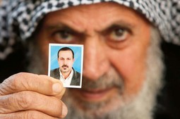 SPREMNI ZA NOVI RAT
Otac pokazuje fotografiju ubijenog
sina Mahmouda al-Mabhouha,
značajnog vođe palestinskog Hamasa i ključnog čovjeka za naoružavanje te radikalne palestinske organizacije