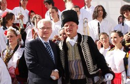 PREDSJEDNIK Ivo Josipović srdačno je primljen u Sinju, gdje je posjetio i feštu SDP-a