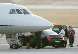 Sarkozy na Malti priprema se za ukrcavanje u privatni avion nakon krstarenja jahtom kojim je sa suprugom proslavila njegov izbor za francuskog predsjednika