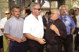 MARIO ZUBOVIĆ
(na snimci lijevo), Sanaderov suradnik
i blizak prijatlelj, navodno je zaslužan
za imenovanje Frane Tomičića na čelno
mjesto obavještajne uprave Vojnosigurnosne
obavještajne agencije