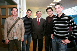 DEKAN ELEKTROTEHNIČKOG FAKULTETA u Osijeku Radoslav Galić sa svojim studentima i asistentima