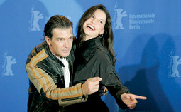 GODINE ODRASTANJA Prekrasna Maria Ruiz, na slici s Banderasom, glumi glavnu žensku ulogu u filmu 'Summer Rain', predmet seksualne želje svojih vršnjaka 