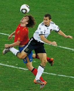 CARLES PUYOL je i
danas u stalnom
kontaktu s van Gaalom, a
njemački napadač Miroslav Klose igra u Bayernu iz Münchena, gdje je trener Louis van
Gaal