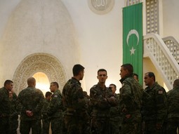 VOJSKA U SRCU DŽAMIJE Mnogi hrvatski vojnici prvi put imaju priliku vidjeti unutrašnjost džamije gdje stječu iskustvo kako se ponašati u muslimanskim vjerskim objektima i
uče o muslimanskim običajima koji im
mogu spasiti život