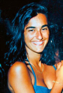 ŽIVOT U KOMI
Prije 17 godina Eluana Englaro
je, vozeći automobil u tri sata
ujutro, izgubila kontrolu nad
vozilom i udarila u zid; pala je
u komu i u ponedjeljak umrla