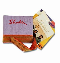 Novi luksuzni box set grupe Remember Shakti sadrži tri albuma s ukupno 6 CD-a te vrlo zanimljive grupe nastale 1975., koja u svojoj glazbi spaja tradicionalni jazz i klasičnu indijsku glazbu.