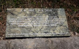 Inicijativa mladih za ljudska prava u Hrvatskoj postavila je spomen ploču na sjevernom izlazu iz Knina, uz cestu kojom su prije 15 godina izbjeglice iz Knina i okolice bježale u koloni. (Foto: Željko Mršić/PIXSELL)