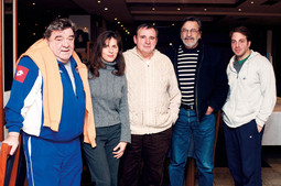 GLUMAČKA TRUPA Glumci Josif Tatić, Mira Furlan, Dragan Nikolić i Gordan Kičić s redateljem Goranom Markovićem (desno), predah u hotelu