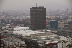 VJESNIK je najveća tiskara u ovoj europskoj regiji, a na njenom je terenu izgrađeno 45.000
kvadrata poslovnog prostora; 63 posto vlasništva nad parcelom ima tiskara Vjesnik