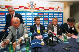 ČELNI LJUDI Hrvatskog
nogometnog saveza i izbornik reprezentacije
Slaven Bilić u javnosti dosad nisu opširnije
komentirali aferu 'Offside' ni činjenicu da
su u sklopu nje
privedeni i poznati
nogometaši