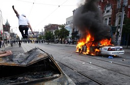 U sukobima su stradala i policijska vozila (Reuters)