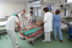 DRAMATIČNI TRENUCI U HITNOJ Upravo kad je Nacionalova
reporterska ekipa
snimala hitnu službu, dopremljen je pacijent kojeg je hitno trebalo
reanimirati