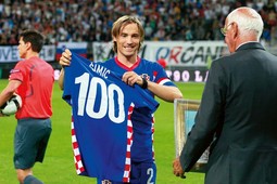 Šimić s dresom
broj 100 na proslavi
svojeg stotog nastupa za nogometnu reprezentaciju
Hrvatske, u Mariboru
20. kolovoza 2008. na
utakmici protiv Slovenije; to je bila i njegova posljednja utakmica za
reprezentaciju, za koju je igrao od 1996. godine