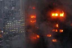Požar je izbio u 30-katnici u Šangaju (Foto: Reuters)